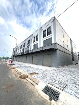 nhà 1 trệt 2 lầu hot hot tại tây sông hậu