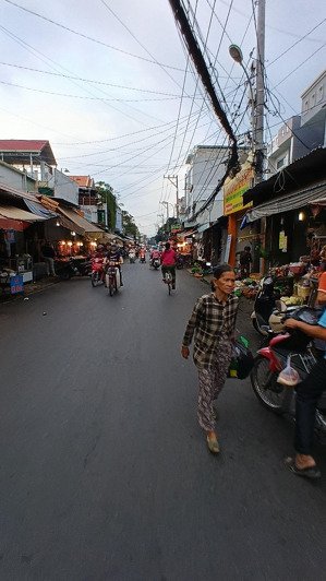 nhà mt- ngay chợ đông đúc- khu nhà vip- dân trí- ngang 5 dài 25- có 1 ko 2- chưa tới 70tr/m