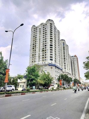 bán nhà mặt tiền xa lộ hà nội, tp.thủ đức. diện tích: 30m x 50m - 2 hầm 22 tầng - giá bán 250 tỷ