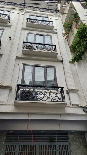 bán gấp nhà riêng 6pn, 4wc, 38m2 tại đê la thành, đống đa, hà nội, giá 9,6 tỷ
