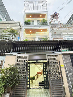 nhà 2 lầu sát bên chợ hẻm 8m ô tô chỉ hơn 4 tỷ