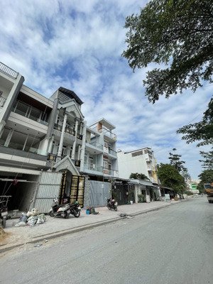 mặt tiền kinh doanh đối diện trường học quốc tế dt: 4x20m nhà 3.5tấm. giá 9tỷ còn thương lượng