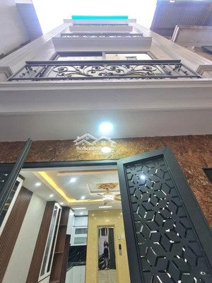 thang máy-3 bước ra hồ tây- nhỉnh 8 tỷ thang máy chạy ầm ầm-nhà mới-2 thoáng- ở sướng