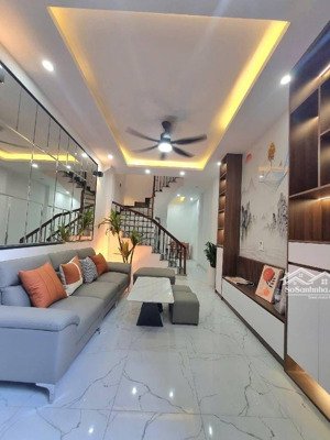bán nhà kim giang -phân lô - nhà đẹp đón tết - ô tô - 39m2 - quanh 8 tỷ - full nội thất