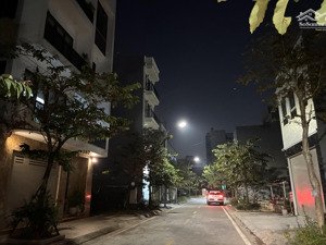 đất phân lô ngay phía sau đường 30m cạnh hồ công viên phố thanh am 85m2 giá tốt