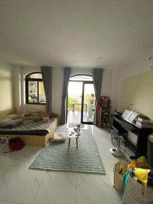 pass phòng có bancol cực kì thoáng gần ngã tư hàng xanh