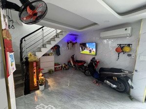 nhà quang trung, gần vòng xoay, không lộ giới, sổ vuông, 40 m2, 2pn, nhà đẹp