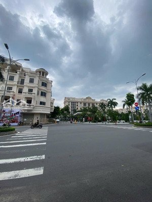 bán biệt thự cityland p10 ngay công viên hoà bình. diện tích 12,5x20 4 tầng thô. giá 58 tỷ còn tl..