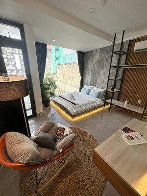 studio cửa kính đón nắng view đẹp ngay cầu vượt ngã tư ga