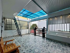 phòng bancol sân thượng riêng siêu thoáng rộng hơn 50m2 ngay cầu bình lợi tiện đi phú nhuận sân bay