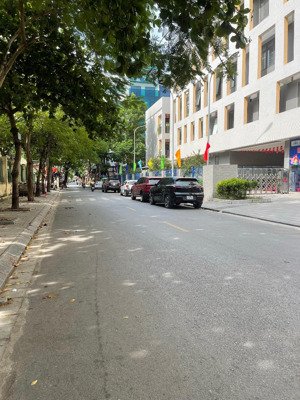 bán nhà sát phố hoàng quốc việt khu dân trí cao ở sướng, an ninh tuyệt đối - 56m2 - 20.48 tỷ.