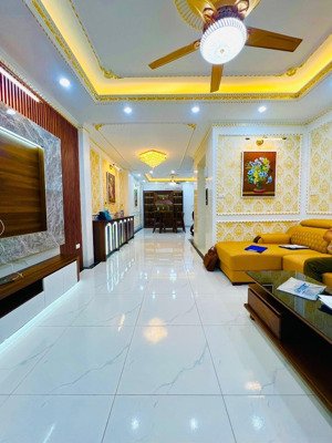 6 tầng thang máy - nguyễn khánh toàn cầu giấy , 52m - ở luôn, 50m ra ô tô - vị trí đẹp