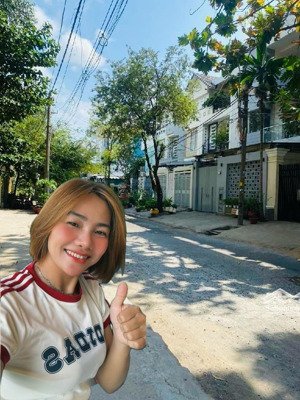 biệt thự vừa k.doanh vừa ở-mt đường số -4 tầng - liền kề pmh.dễ đi q1,q8
dt 112m ngang 7x 16m.shr