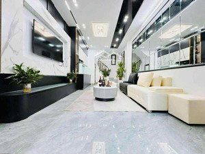 nhà mới, gần phố, ba gác đỗ cửa, gần trường học các cấp, bãi đỗ ô tô cách 200m, khu vực dân trí cao