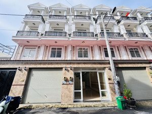 nhà nguyên căn quốc lộ 13 - thủ đức có sân ô tô - 4pn, 4wc. nhà mới 100% có 3 máy lạnh