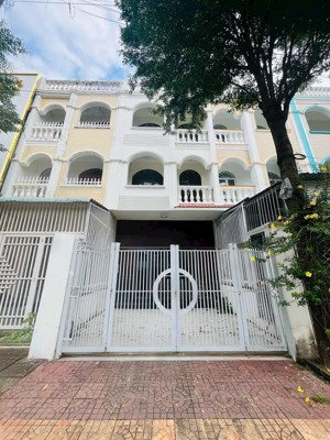 nhà cho thuê trệt 2 lầu đẹp, mới - full máy lạnh - khu văn hoá tây đô