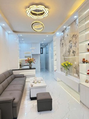 bán nhà hoàng hoa thám, 47m2, 11.2 tỷ, 5 tầng đẹp, nhà lô góc thoáng sáng, 20m ô tô, sát phố.