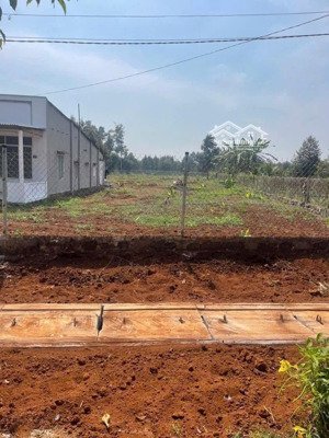 chính chủ bán gấp đất 3973 m2 ( có nhà c4). mặt tiền 21m đường nhựa 2 xe lớn giao thông!