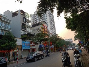 7 tầng thang máy. dòng tiền kinh doanh. nguyễn sơn, long biên