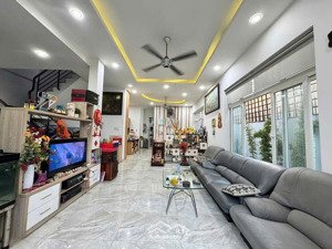 nhượng gấp nhà 4 lầu hậu giang, quận 6, 48m2, đang cho thuê 18 tr/tháng shr giá 4 tỷ 070 tl