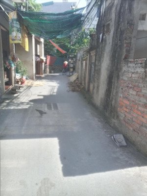 mảnh đất đẹp mặt ngõ thông kinh doanh ô tô vào nhà. gần trường cấp 1,2 lý nam đế. chợ. giá đẹp