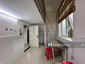 phòng trọ cao cấp có gác lửng và 3 cửa sổ lớn, hẻm 160 nguyễn văn quỳ có máy lạnh. lh 