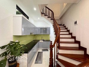 b.án nh.à kim ngưu , lạc trung ,ô tô đỗ cổng dt 37 m *5 tầng , mt 7.7 m , gi,á 8.9 tỷ ....