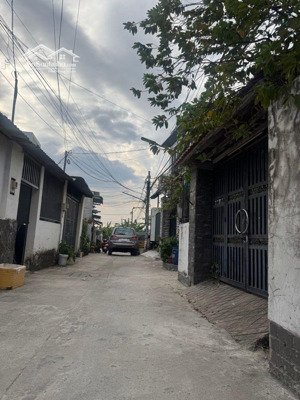 bán nhà 1 trệt 2 lầu dt 120m ô tô ngủ trong nhà gần chợ đông thạnh