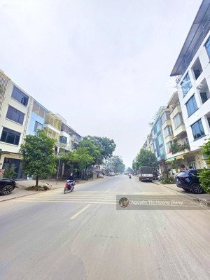 rẻ sập sàn liền kề văn phú, hà đông, trục đường 24m, 70m2, mt4.5m, chỉ 18.8 tỷ, kinh doanh đẳng câp