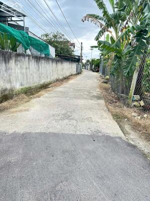 Bán đất có sẵn nhà cấp 4 cũ, ngay đối diện cổng Khu Công Nghiệp Suối Dầu