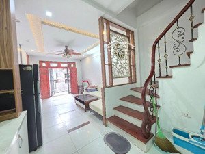 đại từ _định công _hoàng mai.36m. 5 tầng . hơn 9 tỷ. 3 thoáng.ô tô đỗ cửa.kinh doanh nhỏ.