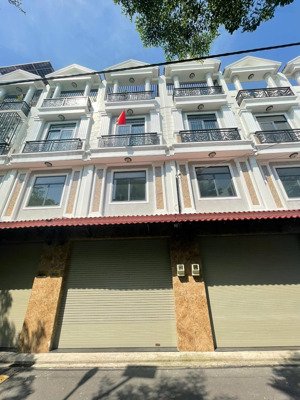 cần bán gấp căn nhà mới cách ql13 chỉ 100m đường 6m có gara oto dt 53.7m2 giá 8.05 tỷ sổ sẵn