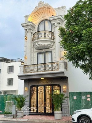 chủ giảm 300 triệu bán gấp nhà đẹp 3 tầng có thang máy mặt tiền đường số 13 kđt hà quang 2 gần sô