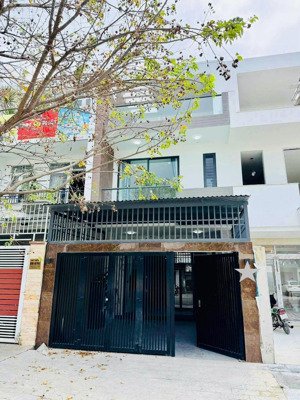 chuyển nhượng nhà 3 tầng đẹp nằm đường rộng 18m trục kinh doanh sầm uất