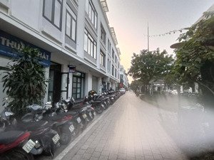 cho thuê nhà vinhomes gardenia hàm nghidt 95 m, 5 tầng, mt 6 m, thông sàn, thang máy, thang bộ,