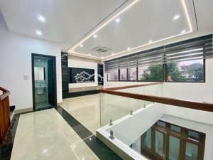 gia đình cần tiền làm ăn lên gấp trước tết căn nhà tại trung tâm phố ngọc lâm dt 60m2, gần trường,