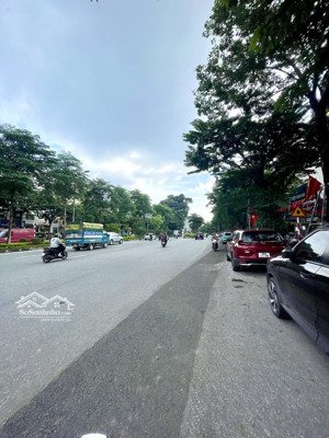 hoàng quốc việt -70m ra mặt phố - 35m giá 8t.ỷ- thoáng trước sau