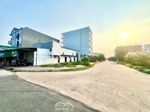 siêu hiếm. chính chủ cần bán nhanh lô góc 2 mặt tiền 150m2. giá 3.3 tỷ thương lượng, sổ hồng riêng