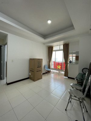 cần bán gấp căn hộ thuận việt q11 dt62 m2, 2 phòng ngủ , 1wc ngay trung tâm quận 11 lầu cao