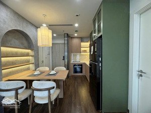 chính chủ cho thuê căn 2pn, nội thất luxury, view hồ, miễn phí dịch vụ và oto