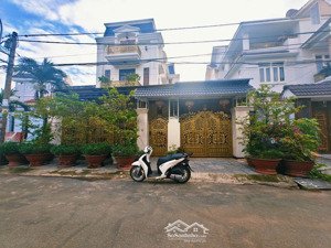 bán biệt thự sân vườn linh trung + 6 phòng trọ sẵn dòng tiền - 250m2(11.95x20.3m) dọn vào ở luôn