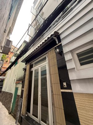 nhà giá rẻ!! nhỏ gọn 2pn 3wc cửa sổ thoáng 3.3m x 4.2m hxm ngay tô hiến thành siêu thị big c q10