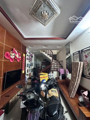 nhà đẹp đại la ô tô lùi cửa sát phố nhà dân xây 5 tầng 42m