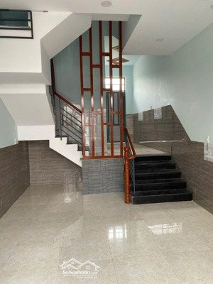 nhà hxt lò lu dt 121m2,4 tầng ngang khủng gi.á 9.8tỷ gần ngã 3 lò lu-nguyễn xiển, sát vinhomes q9