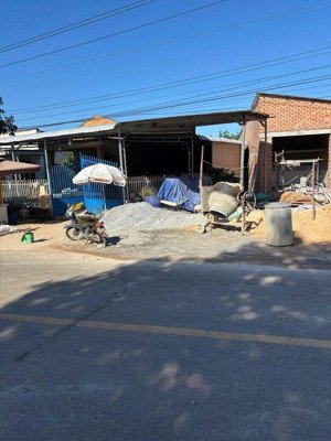 cô hà bán miếng đất 250m2 thổ cư, mặt tiền đường 32m, dân cư đông đúc, giá 580tr _lh: 