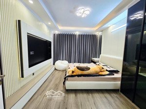 chính chủ cần bán gấp nhà , trung kính gần yên hoà . dt 40m2 , 6 tầng , mt 5m .