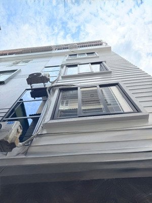 hàng tuyển hoàng quốc việt .nhà đẹp 5tầng full nội thất lung linh .ba bước chân ra mặt phố