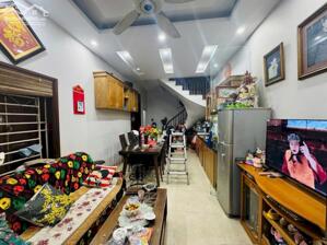 Bán nhà Hoàng Hoa Thám 38m2. 5 tầng. mặt tiền 3.5m. giá 10.5 Tỷ Ba Đình Hà Nội