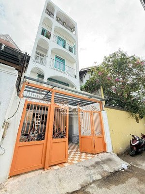 tòa chdv giá tốt nhất quốc hương - 18 phòng thang máy - 1 shop - hđ thuê 150tr/th - bán gấp 27.8 tỷ