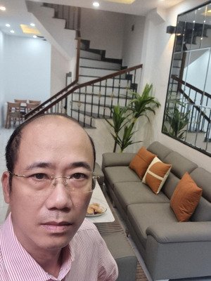 chủ ngộp bán gấp -mới zin 4 tầng -5 phòng ngủ -cách đường ôtô tránh 30m -cách mặt phố kim giang 80m